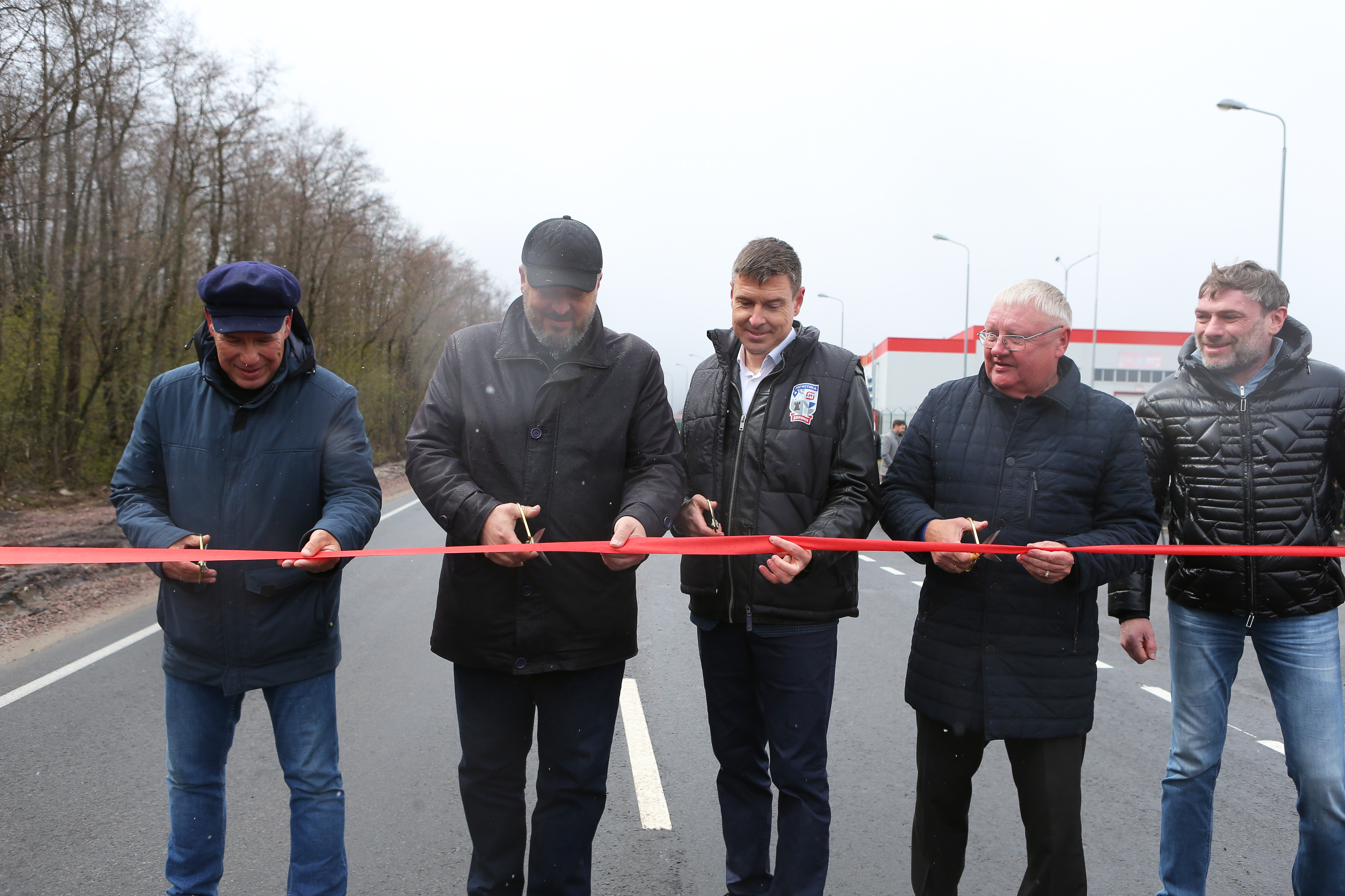 Глава Дзержинска Михаил Клинков, депутаты городской Думы и руководство компании  «Магнит» приняли участие в торжественной церемонии открытия движения по новой автомобильной дороге, соединяющей распределительный центр предприятия с транспортными артериями 