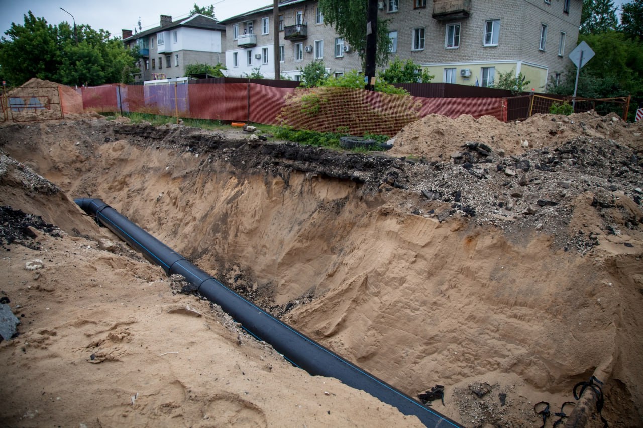Сотрудники Дзержинского водоканала приступили к сложному и важному этапу реконструкции сетей ХВС – переключению водоснабжения со старой магистрали на новую.