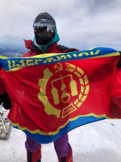 Флаг Дзержинска поднят на горе Эльбрус