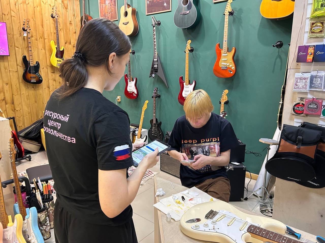 Волонтеры ресурсного центра добровольчества помогают жителям проголосовать Дзержинска за проекты благоустройства в рамках губернаторской программы «Вам решать!».