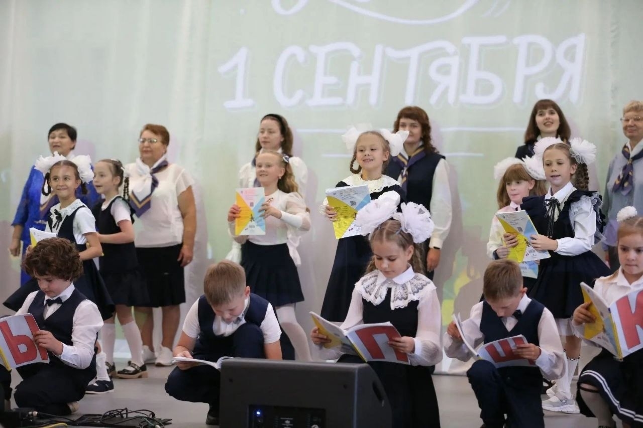 Впервые открыла двери для своих учеников новая школа имени Героя Советского Союза Александра Молева.