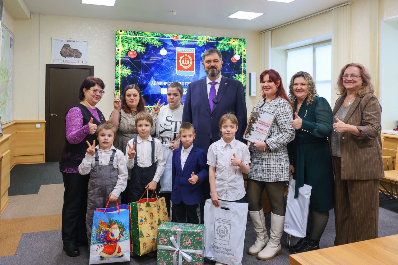 Глава Дзержинска Михаил Клинков исполнил новогодние желания детей с «Елки желаний»