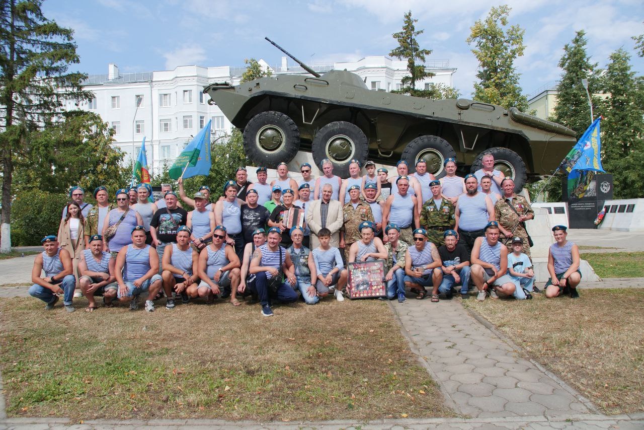 Глава города Михаил Клинков поздравил воинов-десантников с праздником