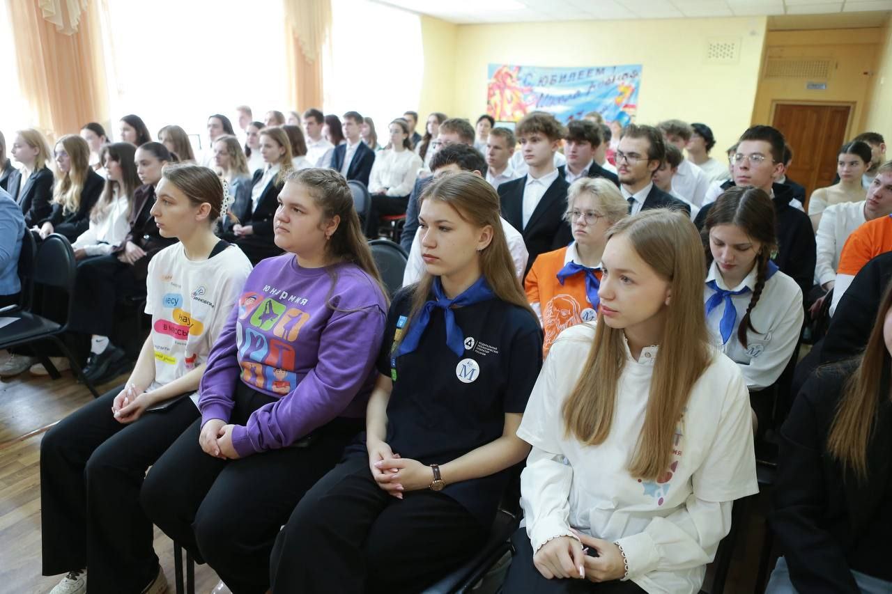 Глава города Михаил Клинков о встрече с учащимися старших классов школы №27 в рамках занятия "Разговоры о важном" Глава города Михаил Клинков о встрече с учащимися старших классов школы №27 в рамках занятия "Разговоры о важном"