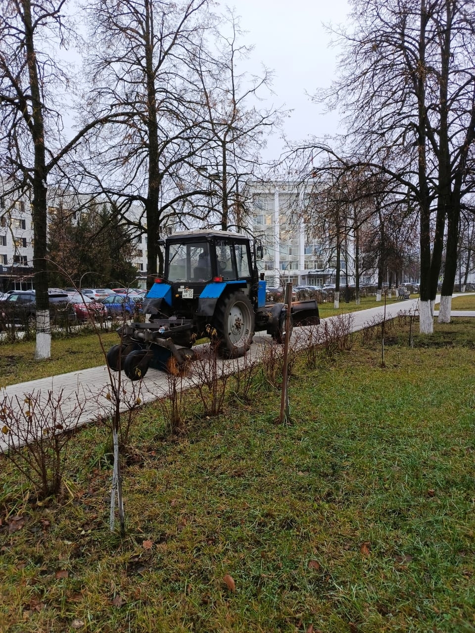 Ежедневную уборку на улицах города проводят сотрудники МБУ «Город», поддерживая чистоту и порядок как ручным, так и механизированным способом.