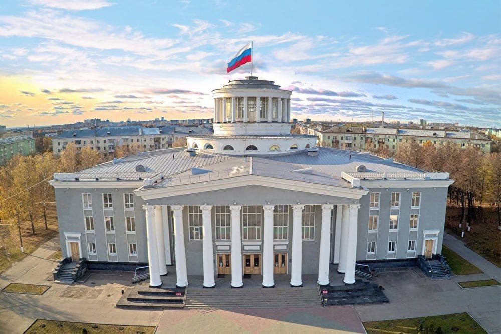 Глава города Михаил Клинков поздравляет горожан с праздником - Днем Государственного флага РФ
