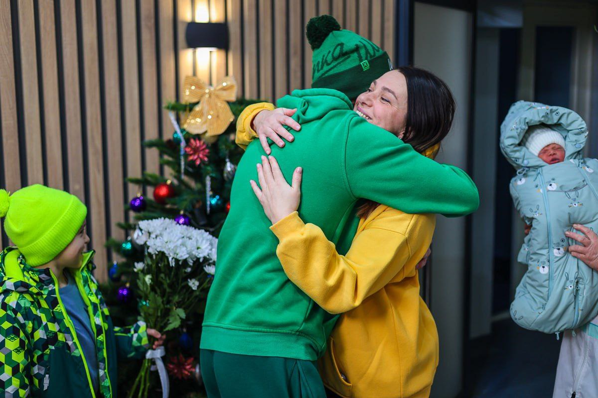 Глава Дзержинска Михаил Клинков поздравил семью первого новорожденного малыша 2026 года, появившегося на свет 1 января в Дзержинском перинатальном центре. 