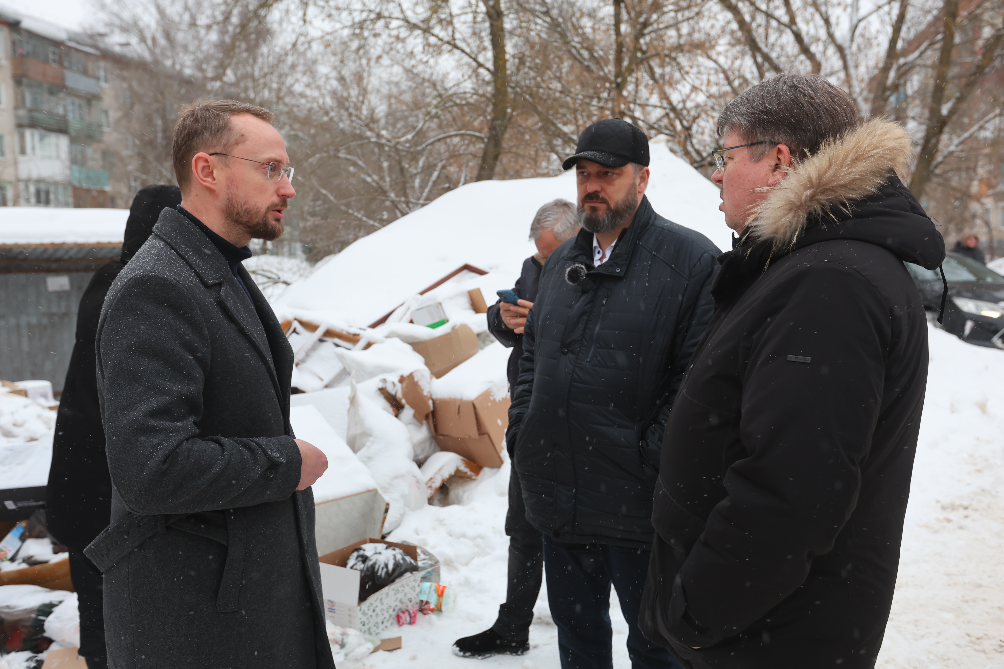 Глава города Михаил Клинков и первый заместитель министра экологии и природных ресурсов Нижегородской области Артем Бафанов провели выездную проверку контейнерных площадок по адресам, откуда поступали жалобы жителей на вывоз твердых коммунальных отходов.