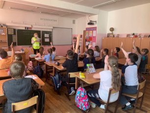 Дзержинские автоинспекторы напомнили школьникам и дошколятам о важности ответственного отношения к собственной безопасности на дороге