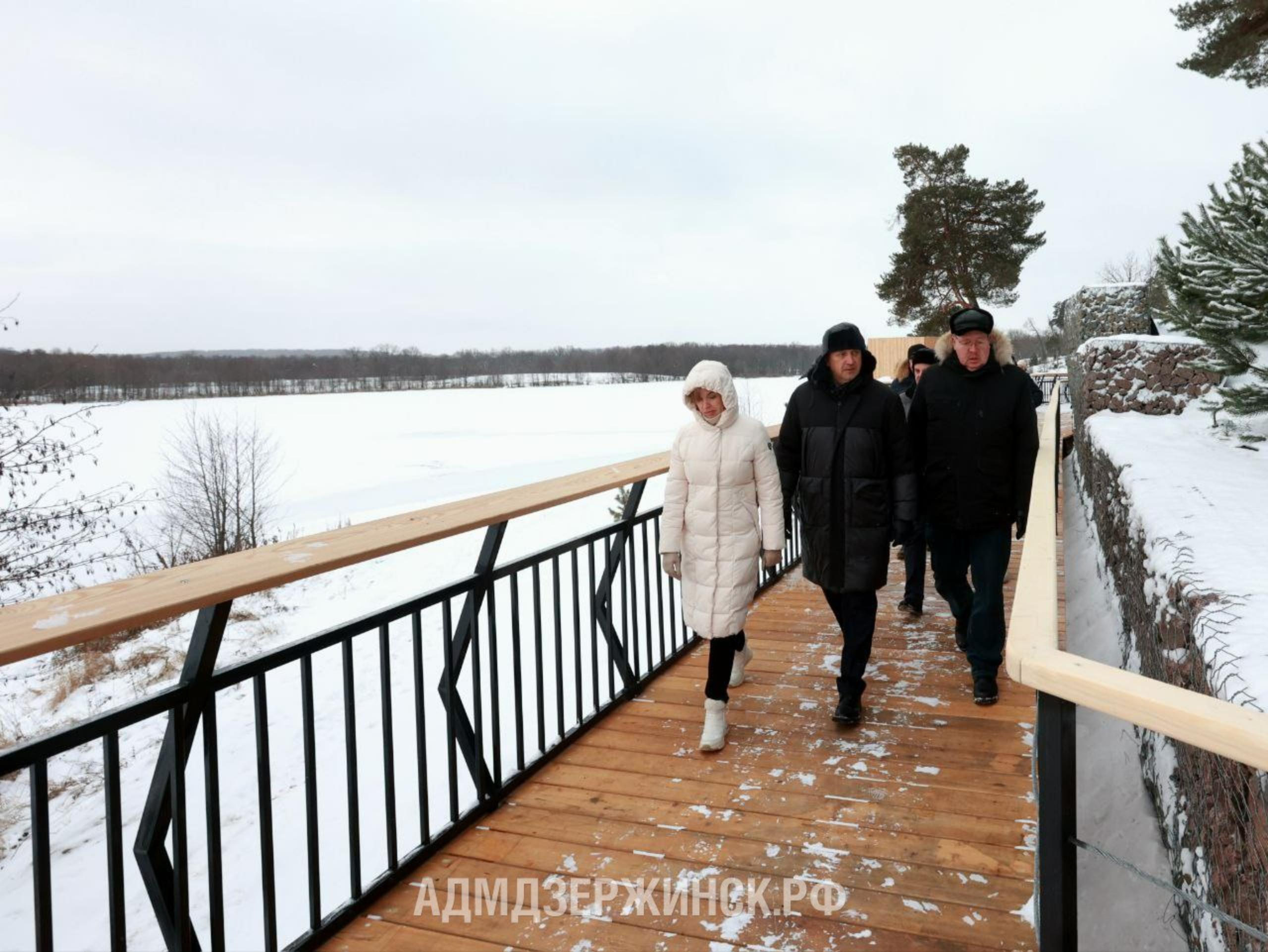 В рамках нацпроекта «Жилье и городская среда» в Дзержинске установлена новая смотровая площадка на Святом озере