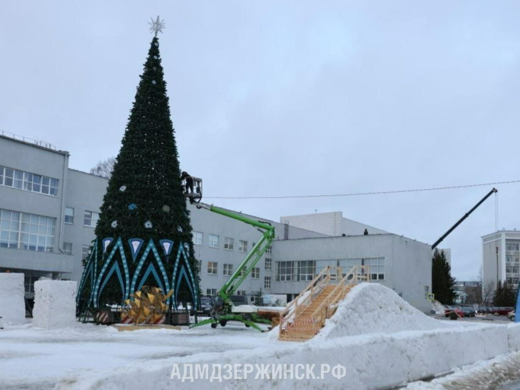 Снежный городок на площади Дзержинского готов на 90%