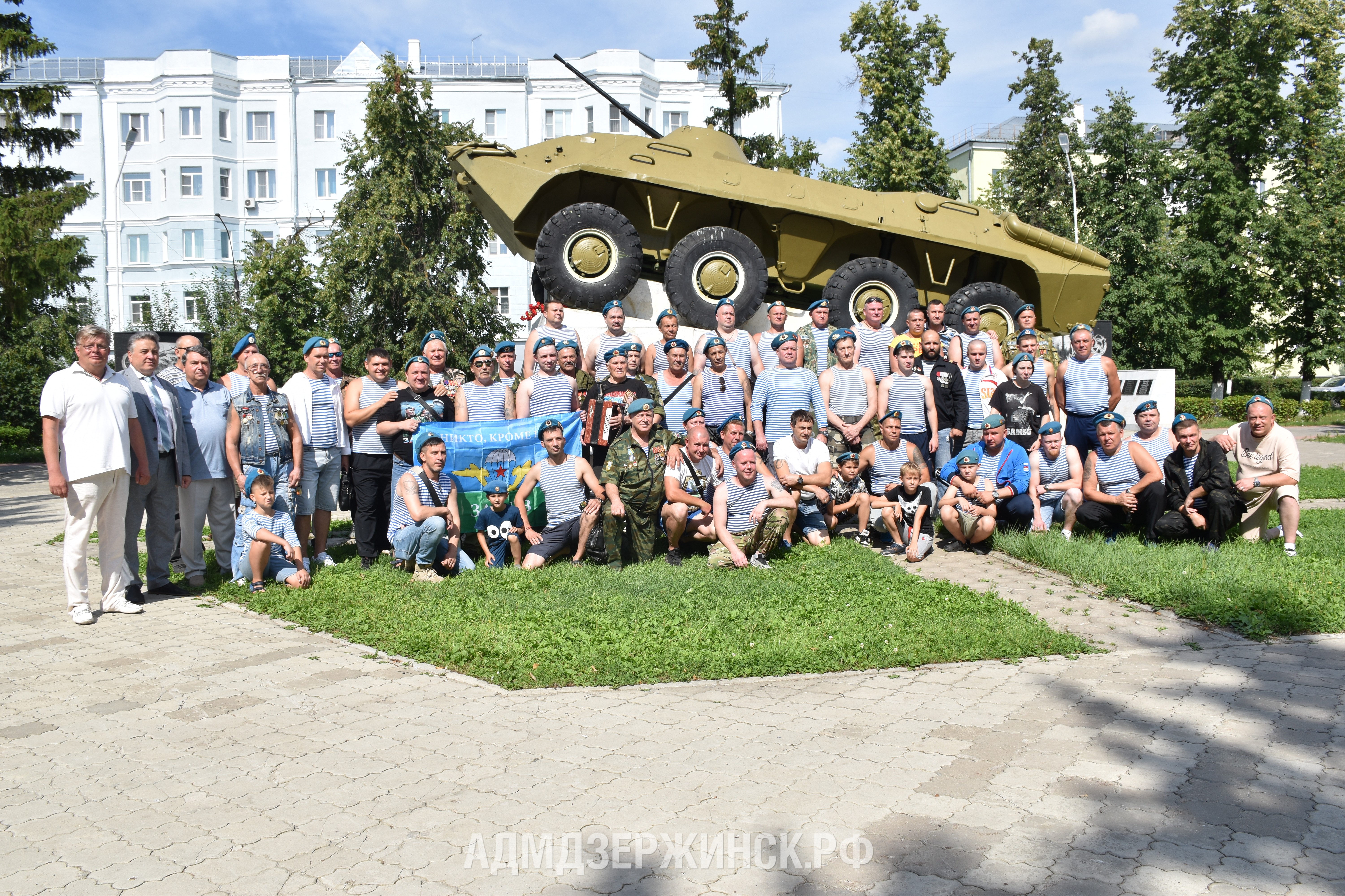 На площади Героев в Дзержинске состоялся митинг ко Дню воздушно-десантных войск