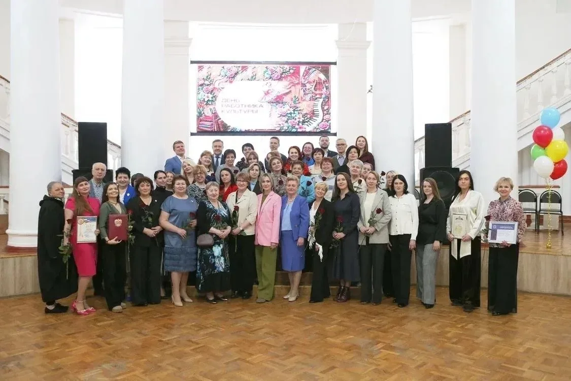 Глава города Михаил Клинков вместе с председателем городской Думы Викторией Николаевой Почетными грамотами и Благодарственными письмами наградили 46 работников культуры Дзержинска