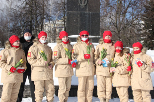 Члены дзержинского штаба всероссийского военно-патриотического общественного движения «Юнармия» приняли участие в акции «Километр красоты»