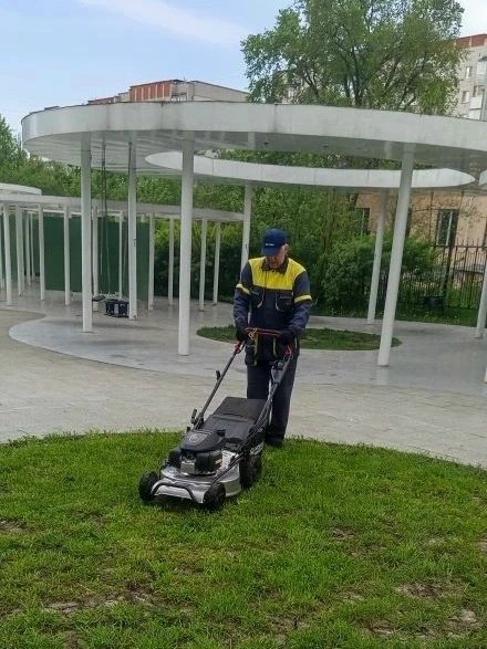 Сотрудники МБУ «Город» продолжают работы по благоустройству городских территорий
