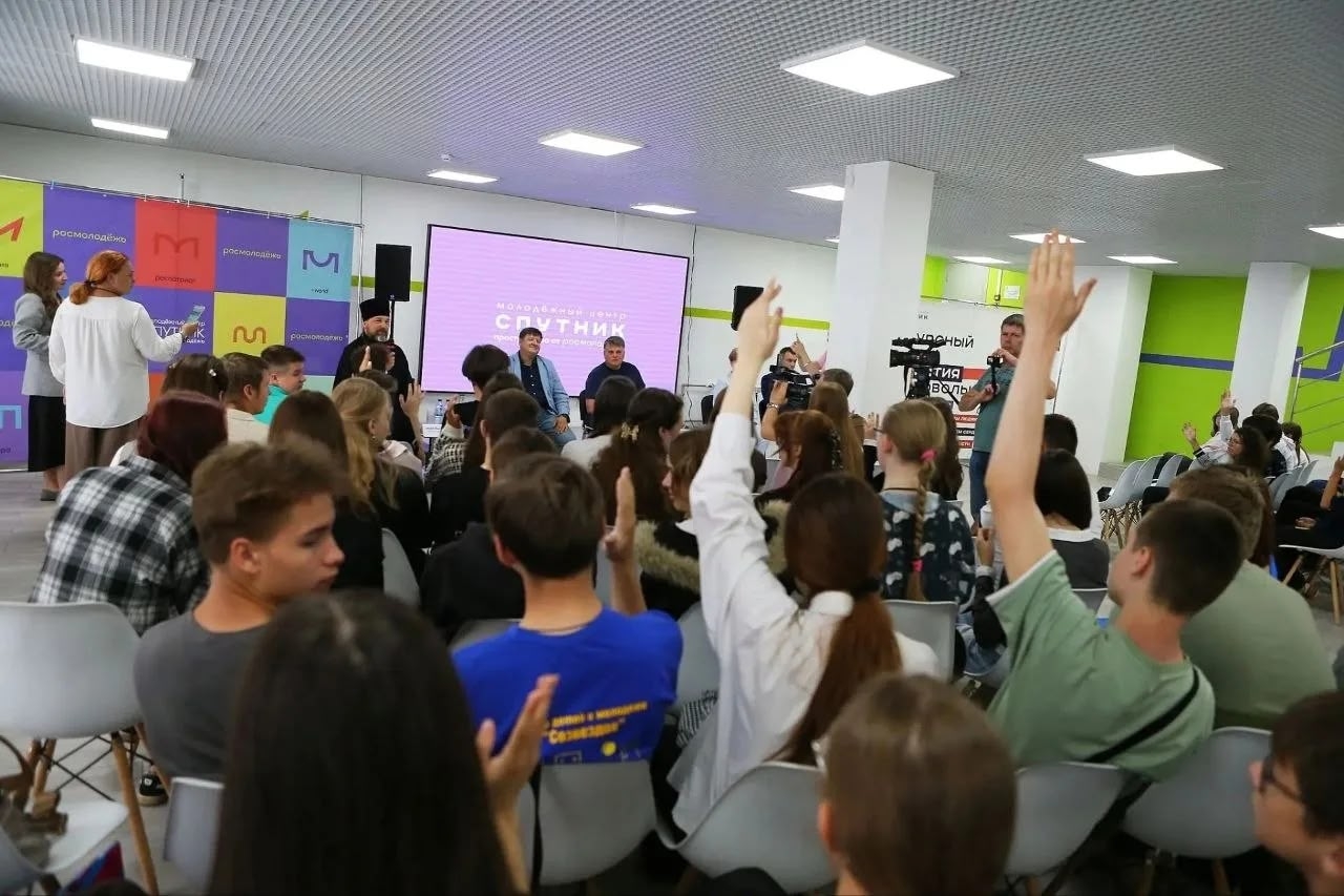 Накануне Дня молодежи в Центре «Спутник» прошла встреча с активной молодежью Дзержинска.