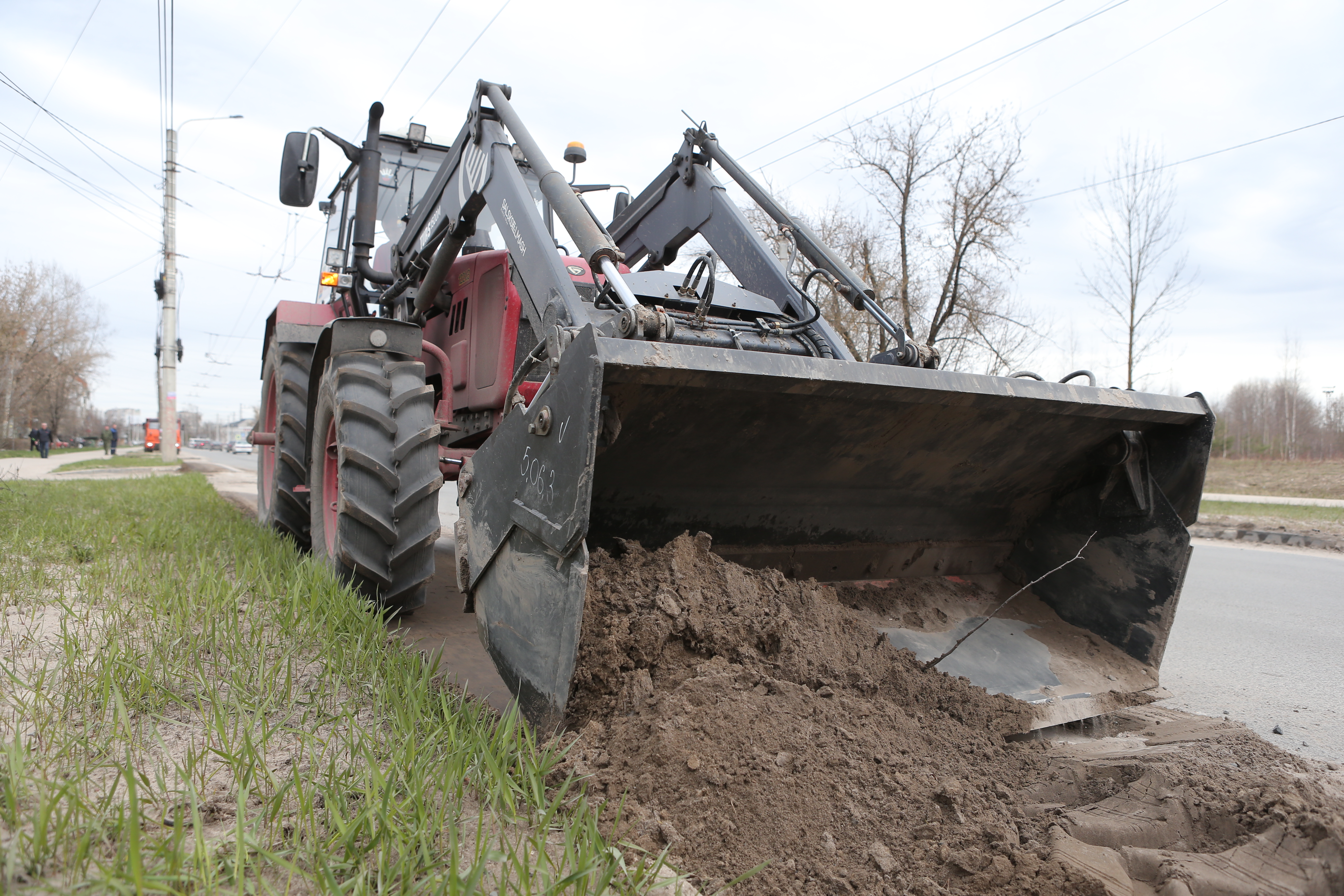 Более 930 тонн песка и грязи вывезено с прибордюрной части дорог с начала сезона, 290 из них – за последнюю неделю.