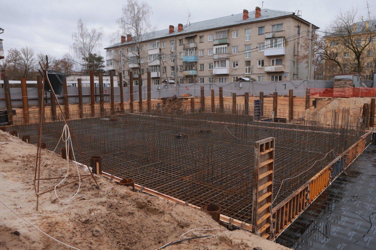 На строительной площадке Грибоедова, 36 приступили к бетонированию фундамента