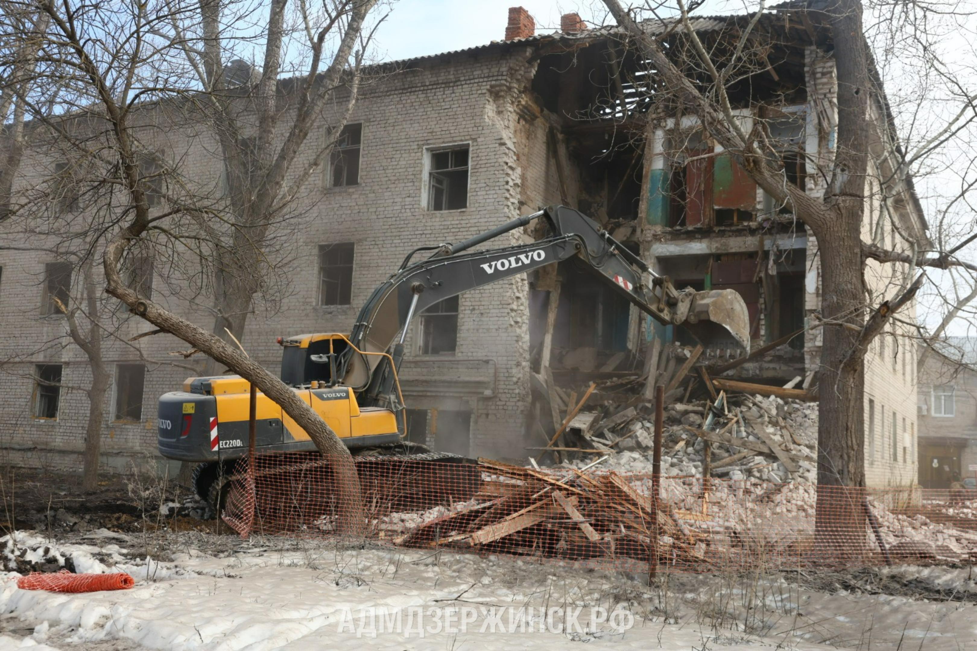 В Дзержинске сносят аварийный дом на улице Студенческой