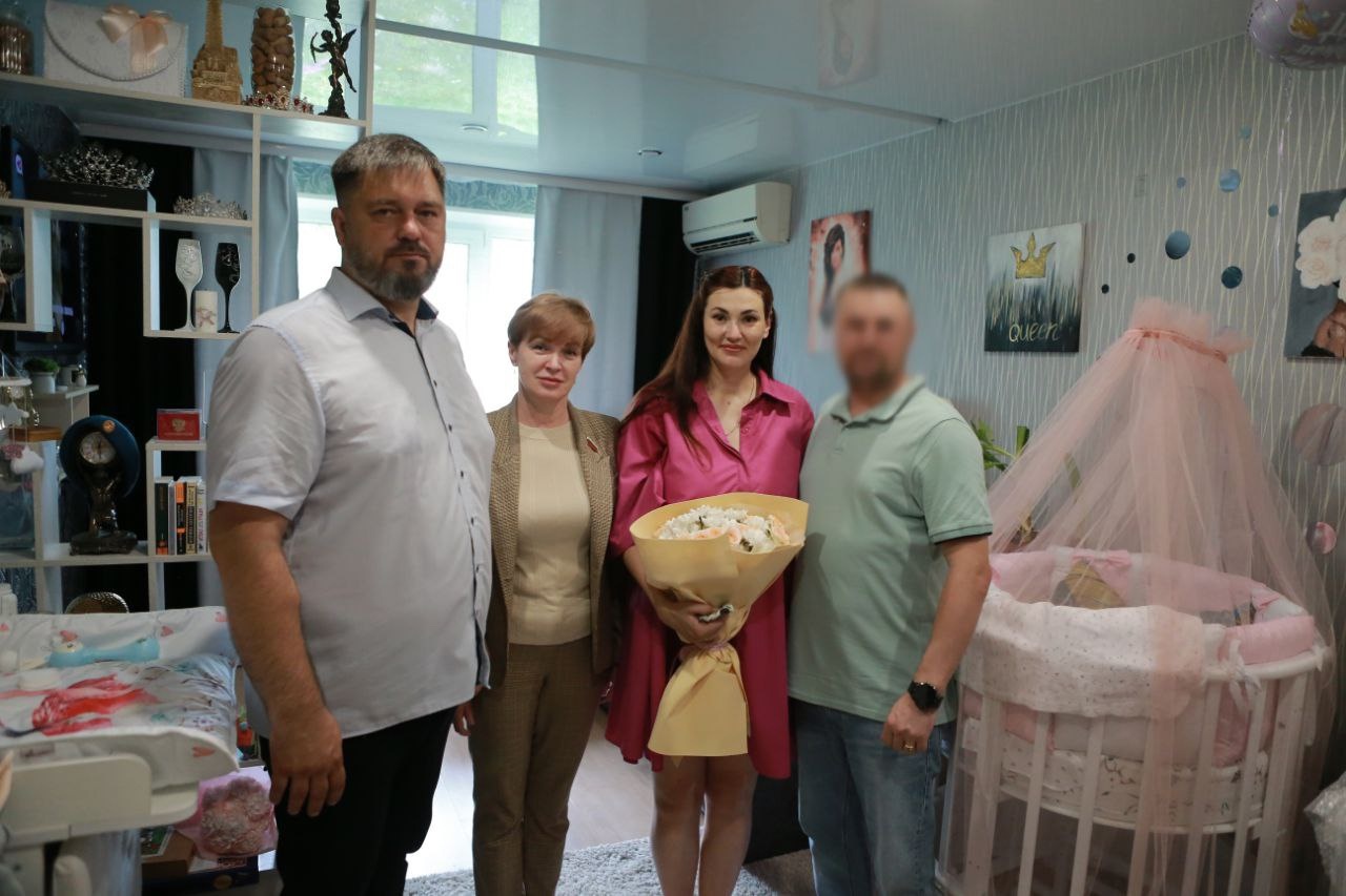 Глава города Михаил Клинков поздравил участника специальной военной операции Сергея и его супругу с пополнением в семье — рождением дочери