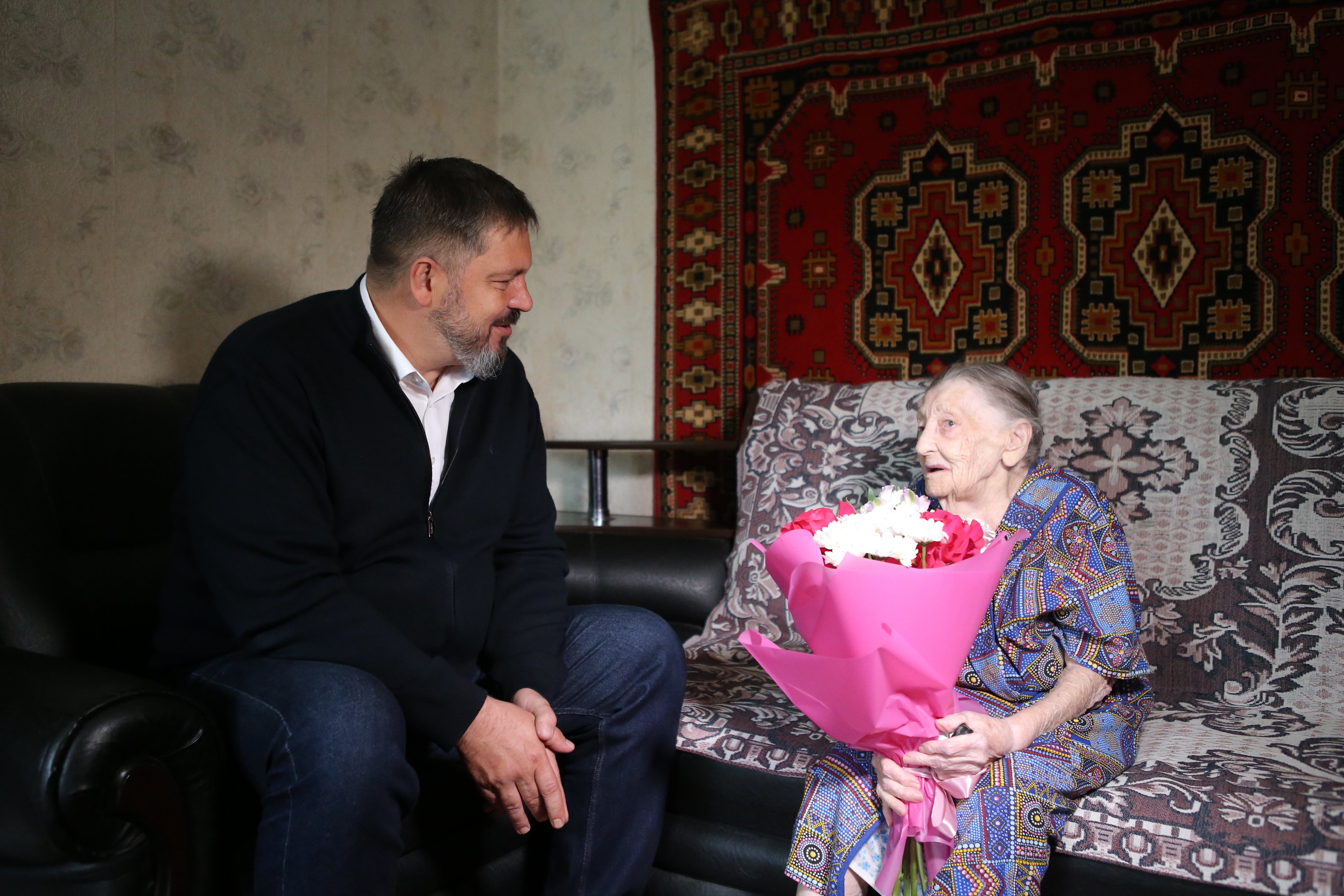 Глава города Михаил Клинков поздравил жительницу Дзержинска Надежду Тихоновну Кузину с днем рождения