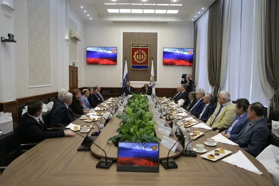 В преддверии Дня рождения города глава города Михаил Клинков вместе с председателем Думы Дзержинска Викторией Николаевой провели встречу с Почетными гражданами нашего города.