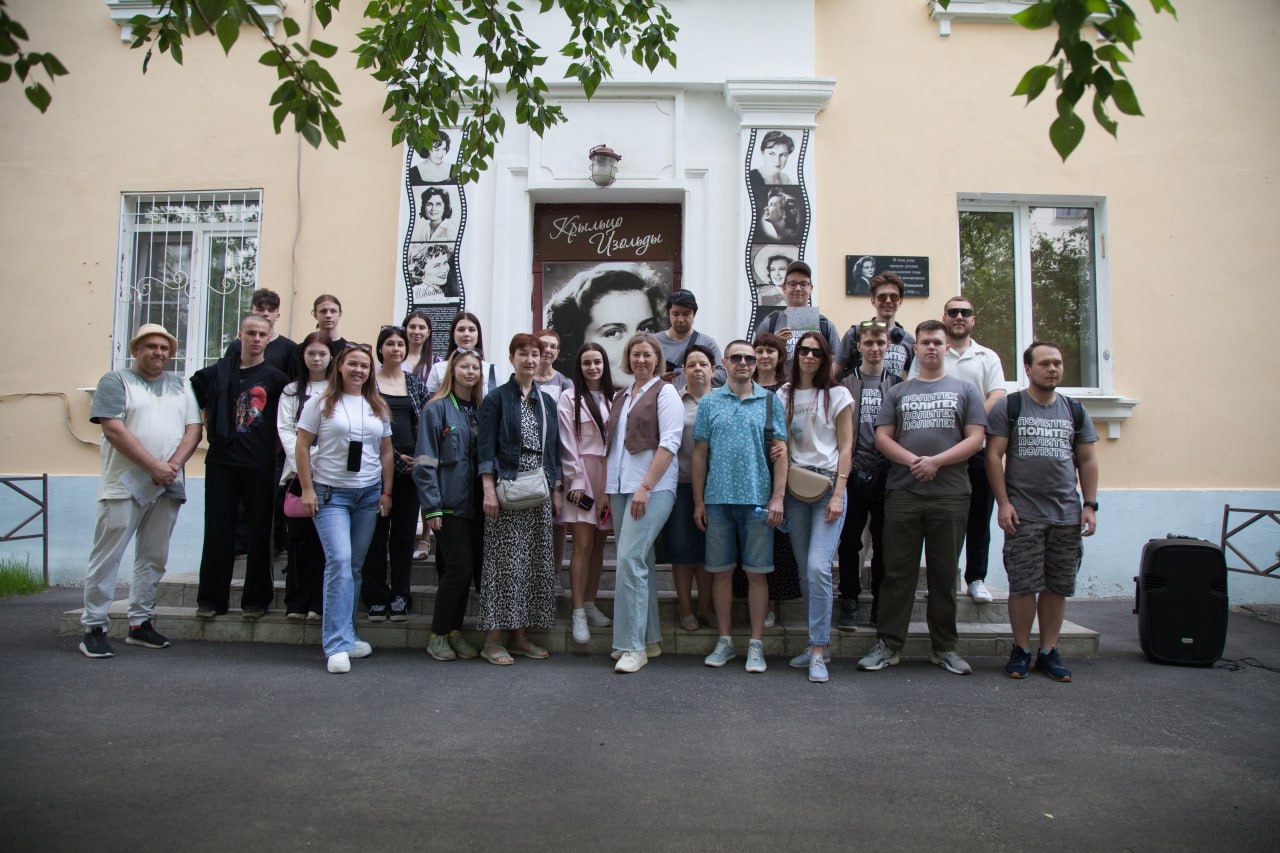 Праздничный день в Дзержинске начался с квест-экскурсии «Пешком по истории», организованный молодежным центром «Спутник».