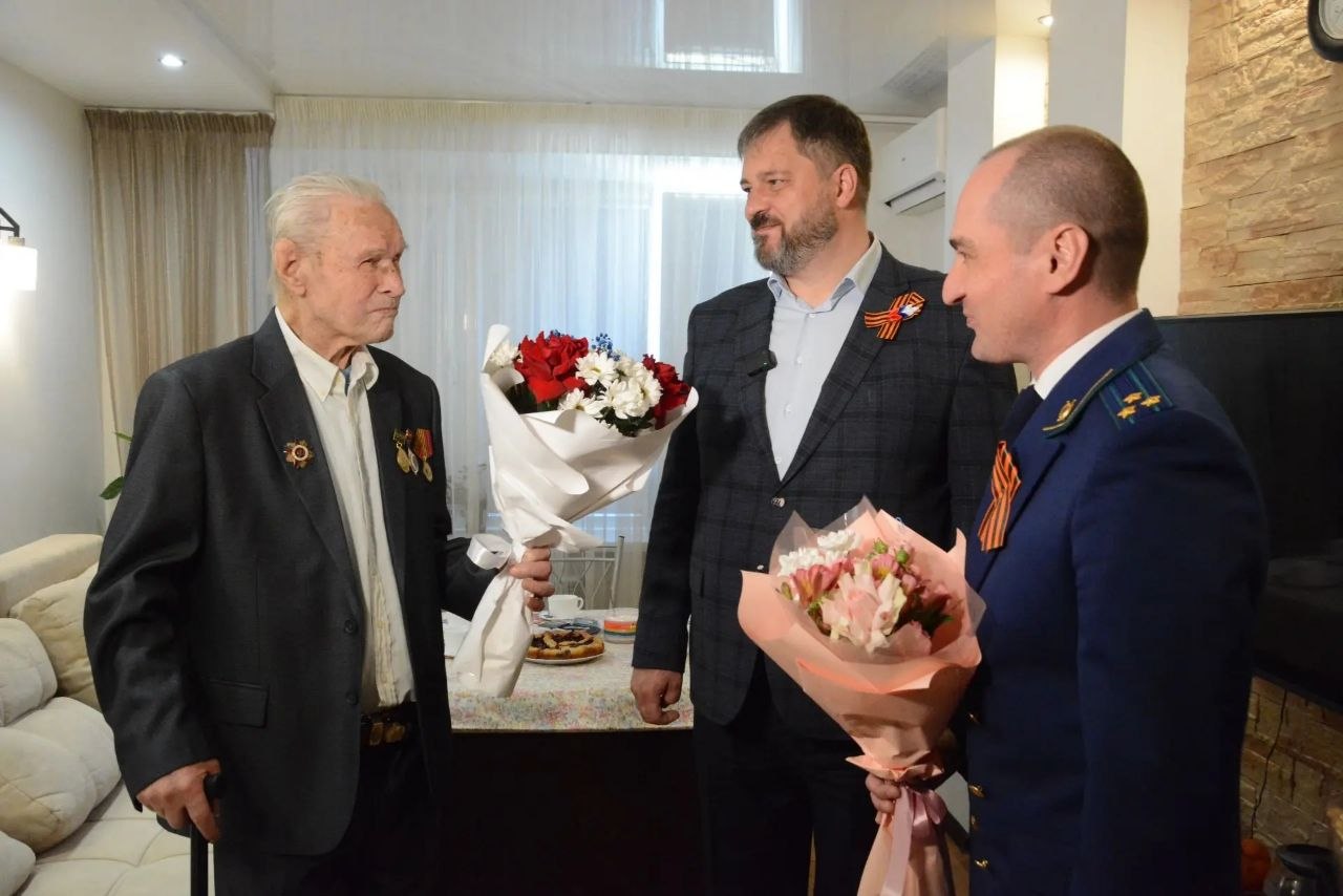 Глава города Михаил Клинков месте с директором Центра «Парус» Андреем Куваевым поздравили Почетного гражданина Дзержинска, участника Великой Отечественной войны Александра Ивановича Кондратьева