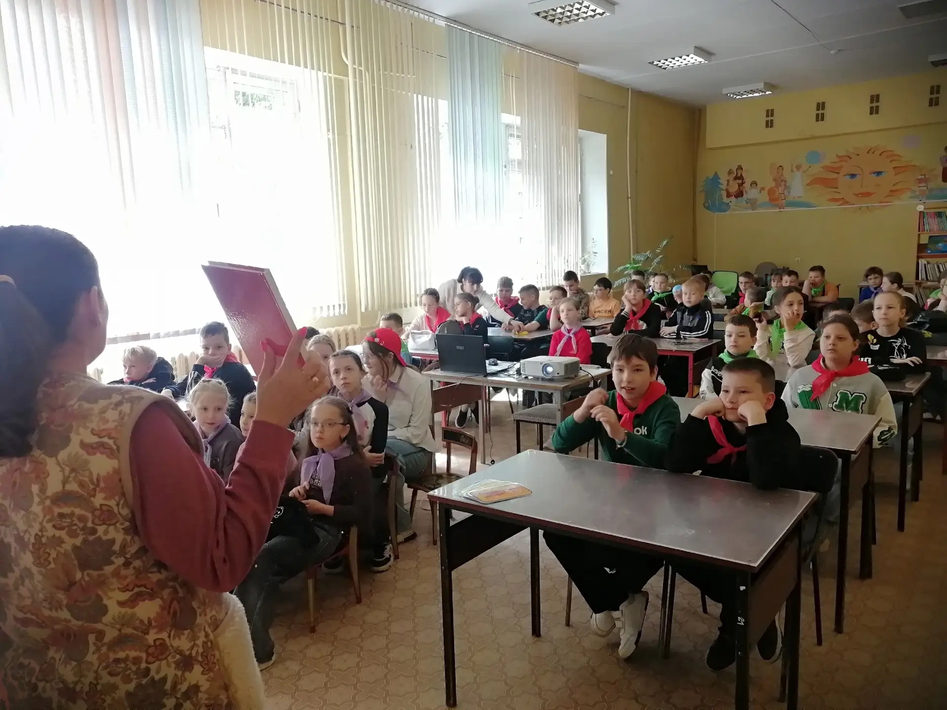 Библиотека им. З. Космодемьянской подготовила для ребят насыщенную программу – от патриотических встреч и краеведческих путешествий до увлекательных мастер-классов и творческих занятий