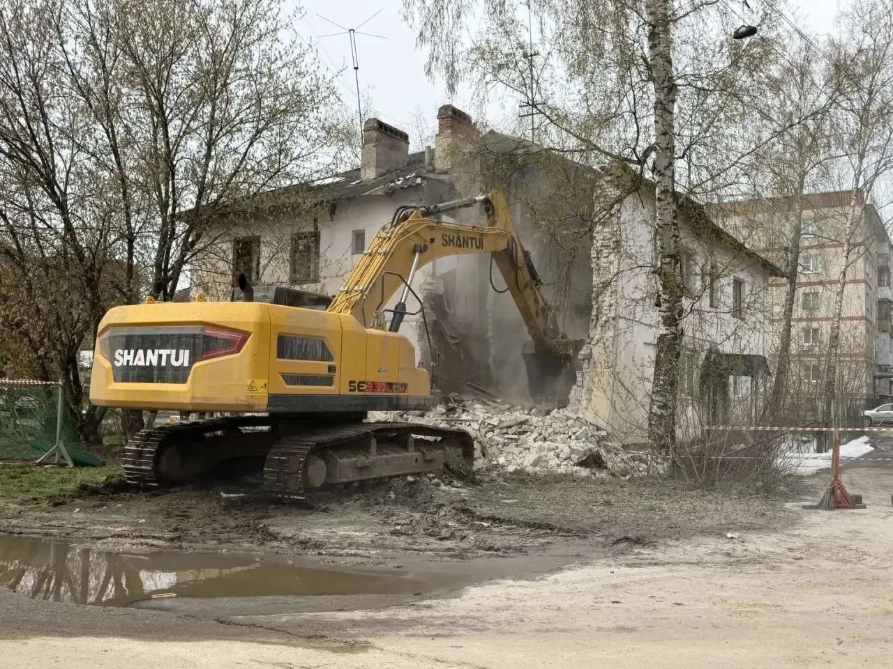 Работы по демонтажу двухэтажного многоквартирного дома № 14а по улице Матросова стартовали в Дзержинске.