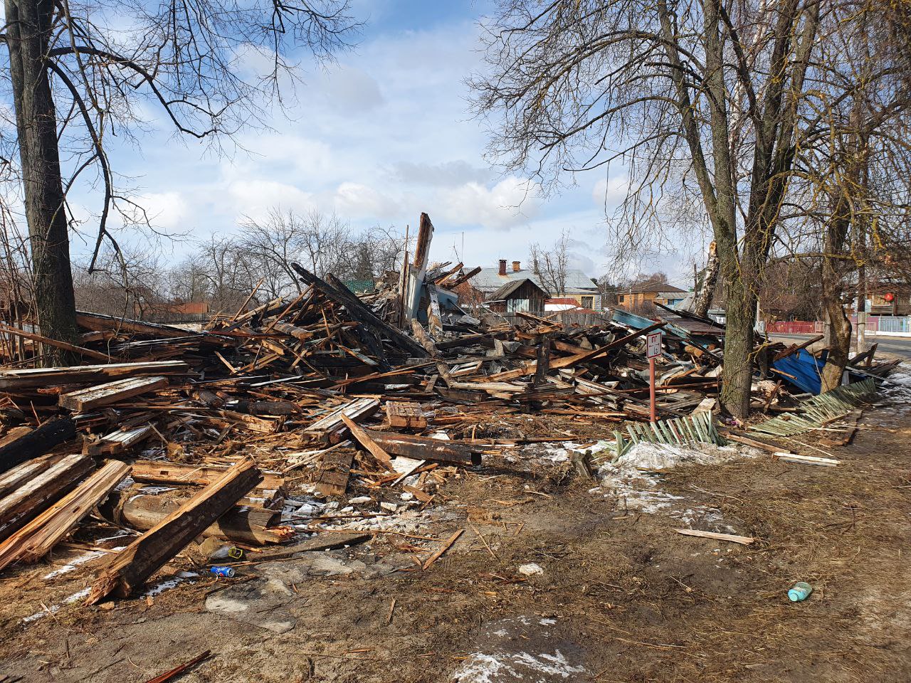 Аварийное здание бывшего медпункта снесено в поселке Бабушкино 