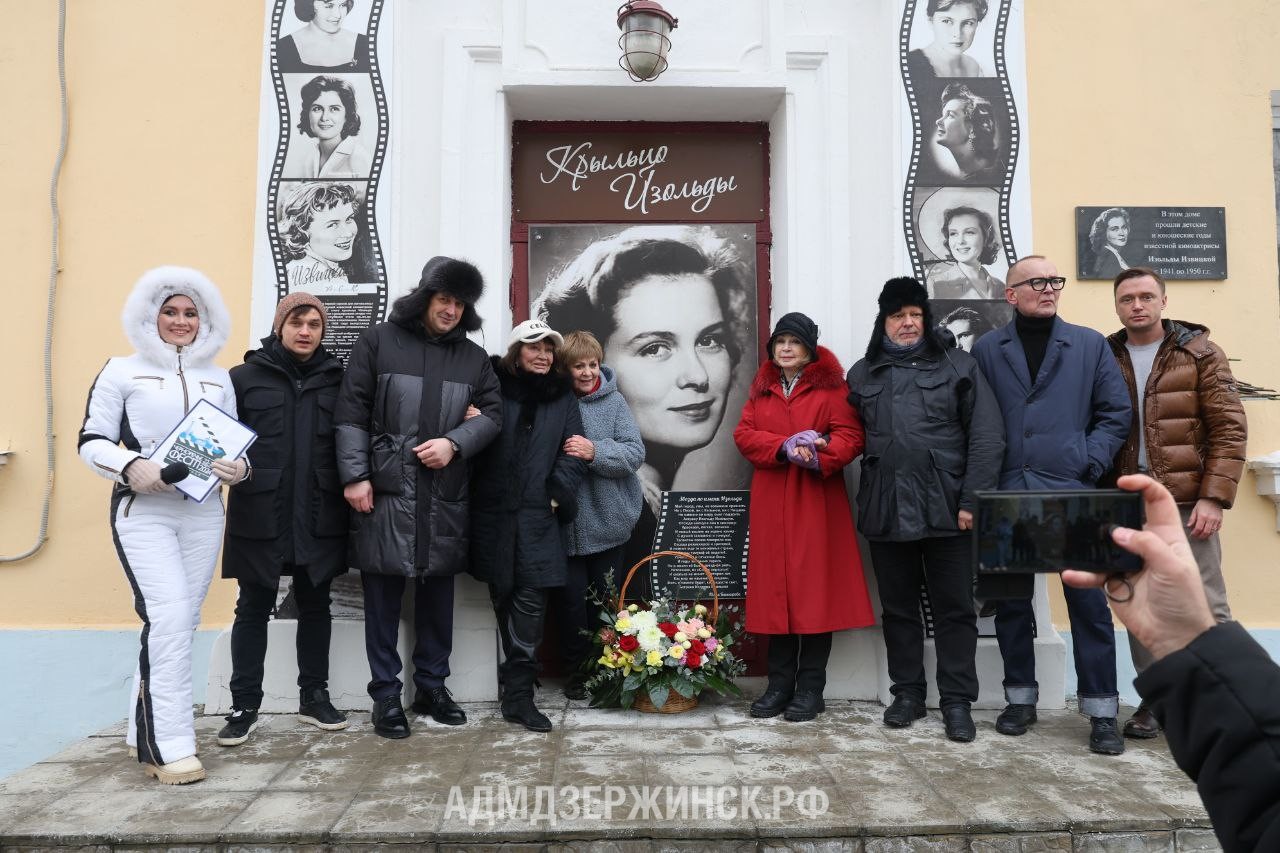 Гости и участники кинофестиваля «Черноречье Фест» возложили цветы к Вечному огню и «Крыльцу Изольды»