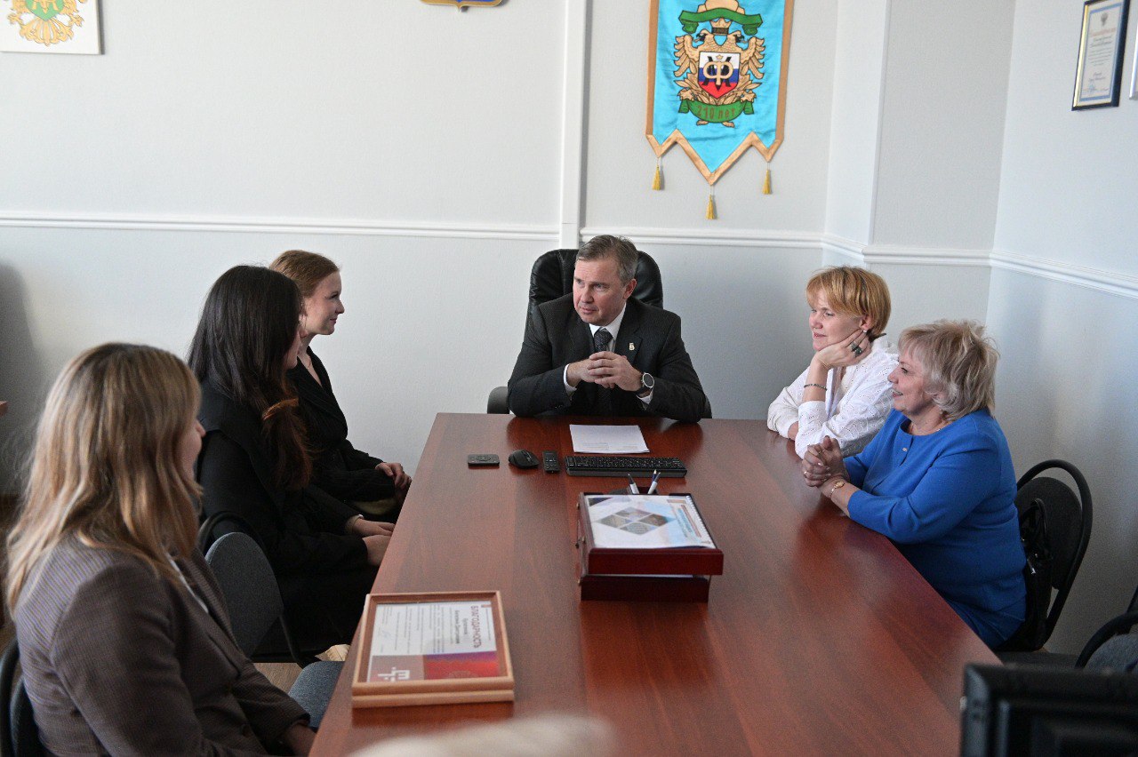 Заместитель главы города Дзержинска, директор департамента финансов Сергей Федоров поздравил учениц школы № 12 Ангелину Кулагину и Дарью Марычеву с победой в региональном этапе Всероссийского конкурса эссе «День финансиста»