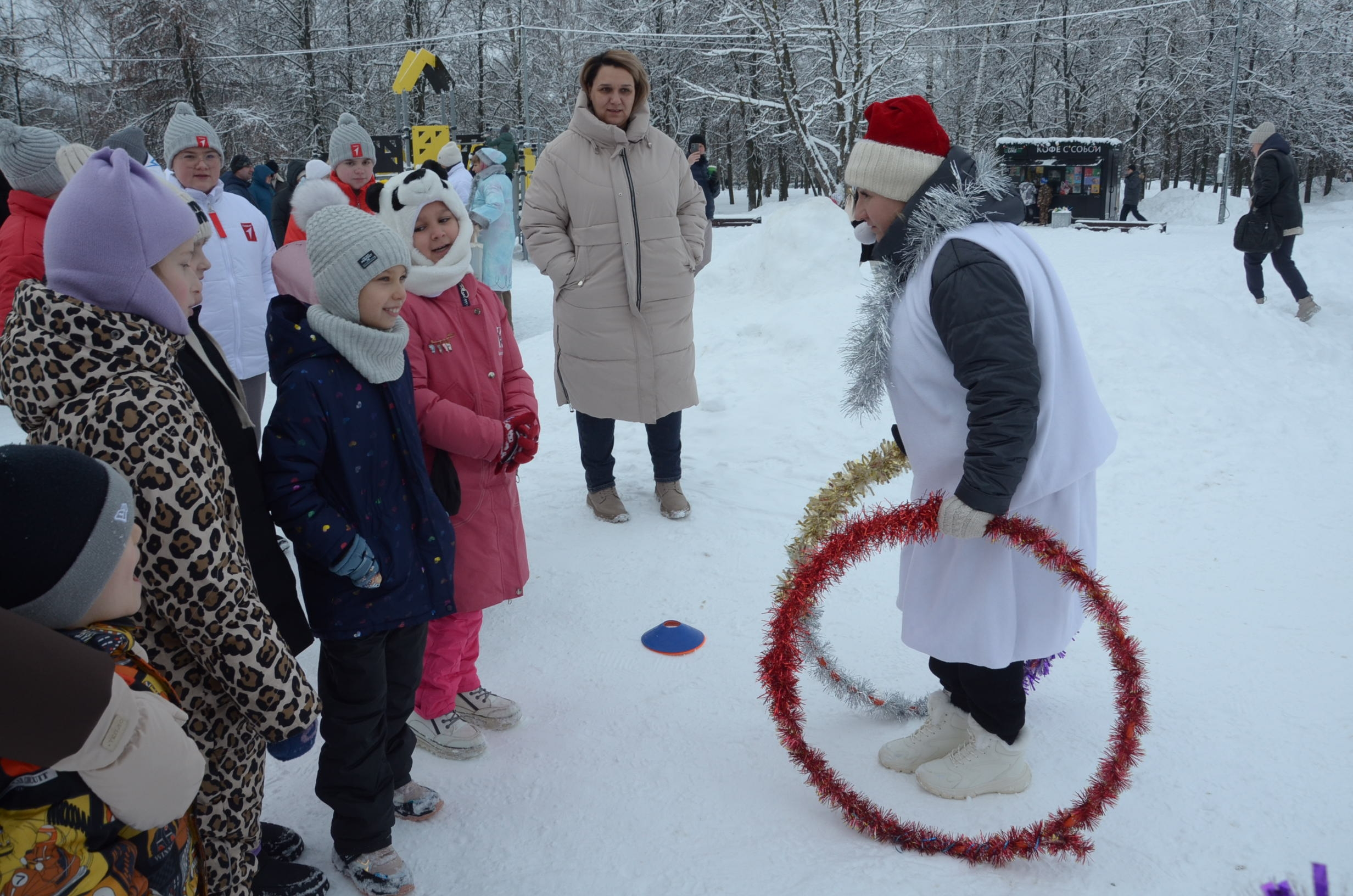 В парке «Радуга» состоялось яркое интерактивное представление «Зимние забавы», организованное Департаментом образования, педагогами и активистами «Движения Первых» школы №26.