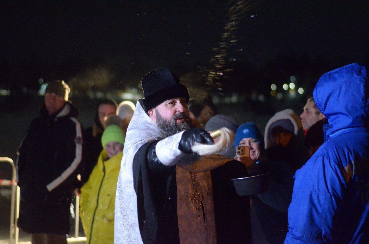 В ночь с 18 на 19 января на берегу Святого озера состоялось традиционное Крещенское купание, в котором приняли участие 190 жителей Дзержинска.