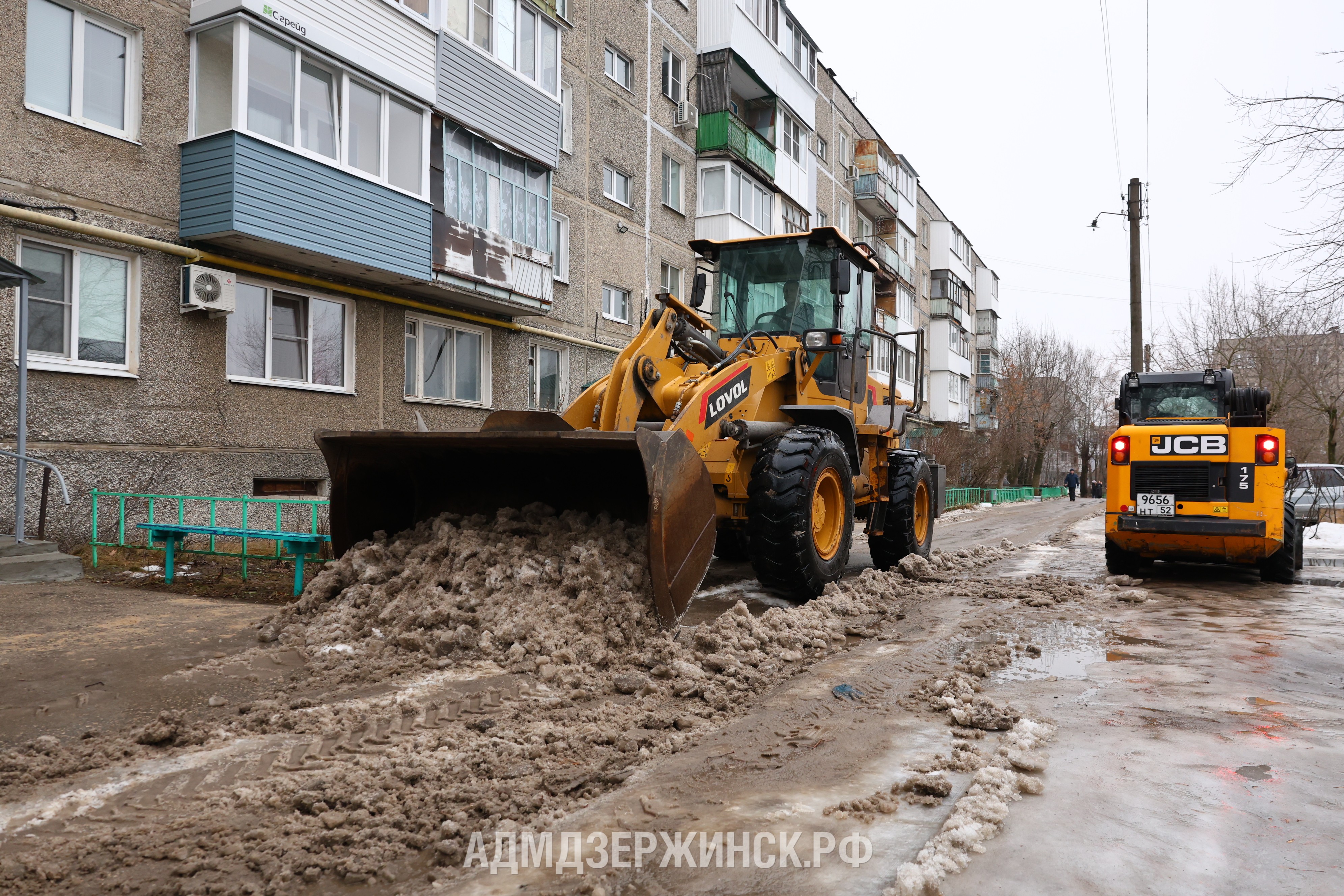 Управляющие компании Дзержинска активизируют работу по уборке дворов от наледи и снега