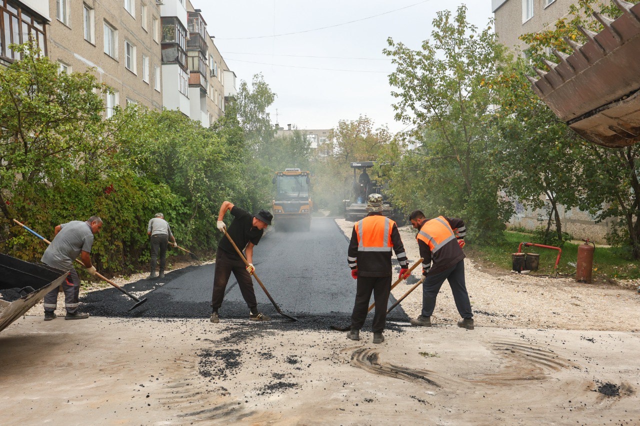 80% работ по обновлению дорожной инфраструктуры, в рамках которой ремонтируются 30 проездов к социальным учреждениям и тротуары, выполнено в Дзержинске