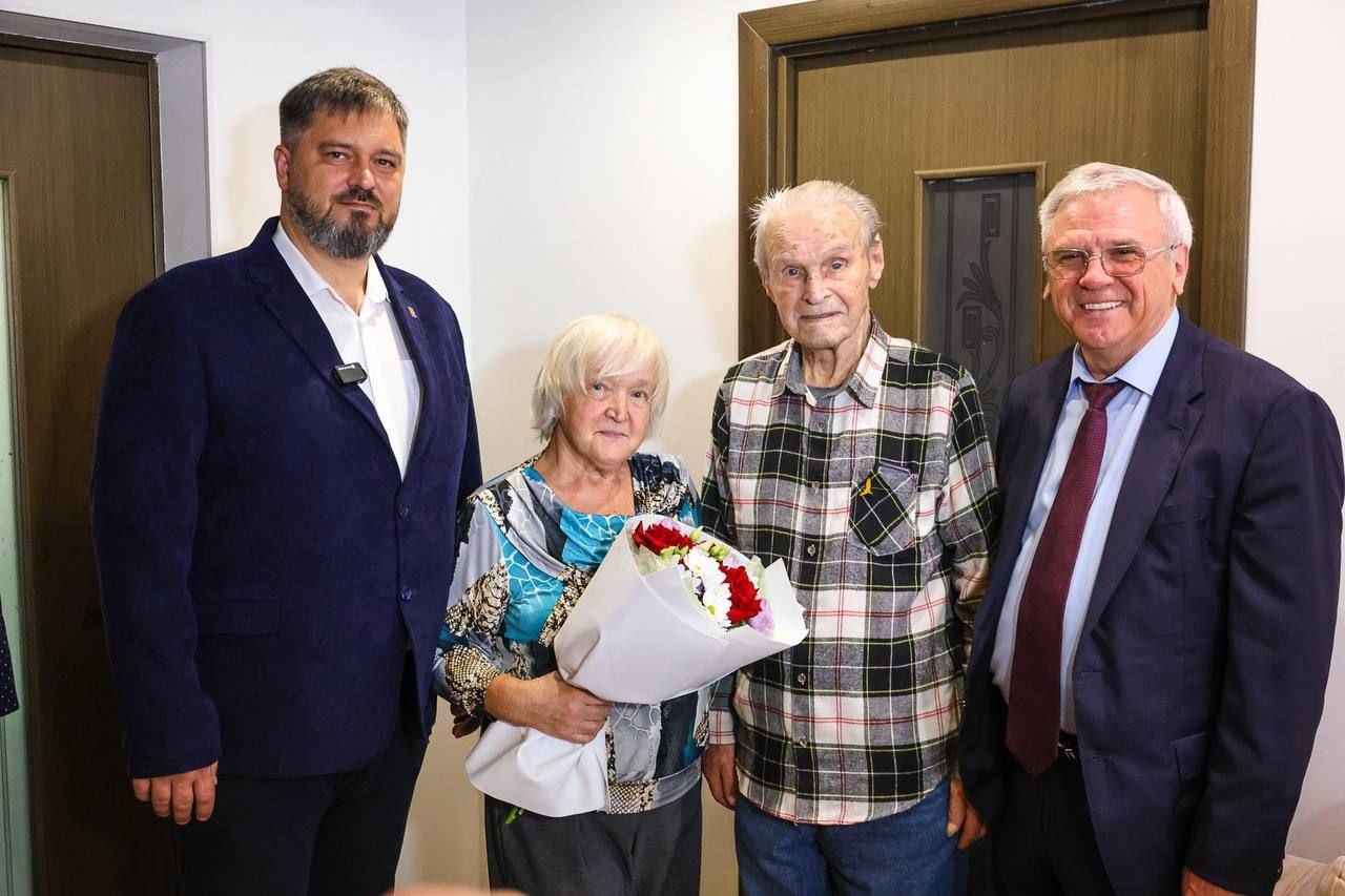 Глава города Михаил Клинков вместе с председателем Законодательного Собрания Нижегородской области Евгением Люлиным поздравили с 99-летием ветерана Великой Отечественной войны, Почетного гражданина Дзержинска Александра Ивановича Кондратьева.