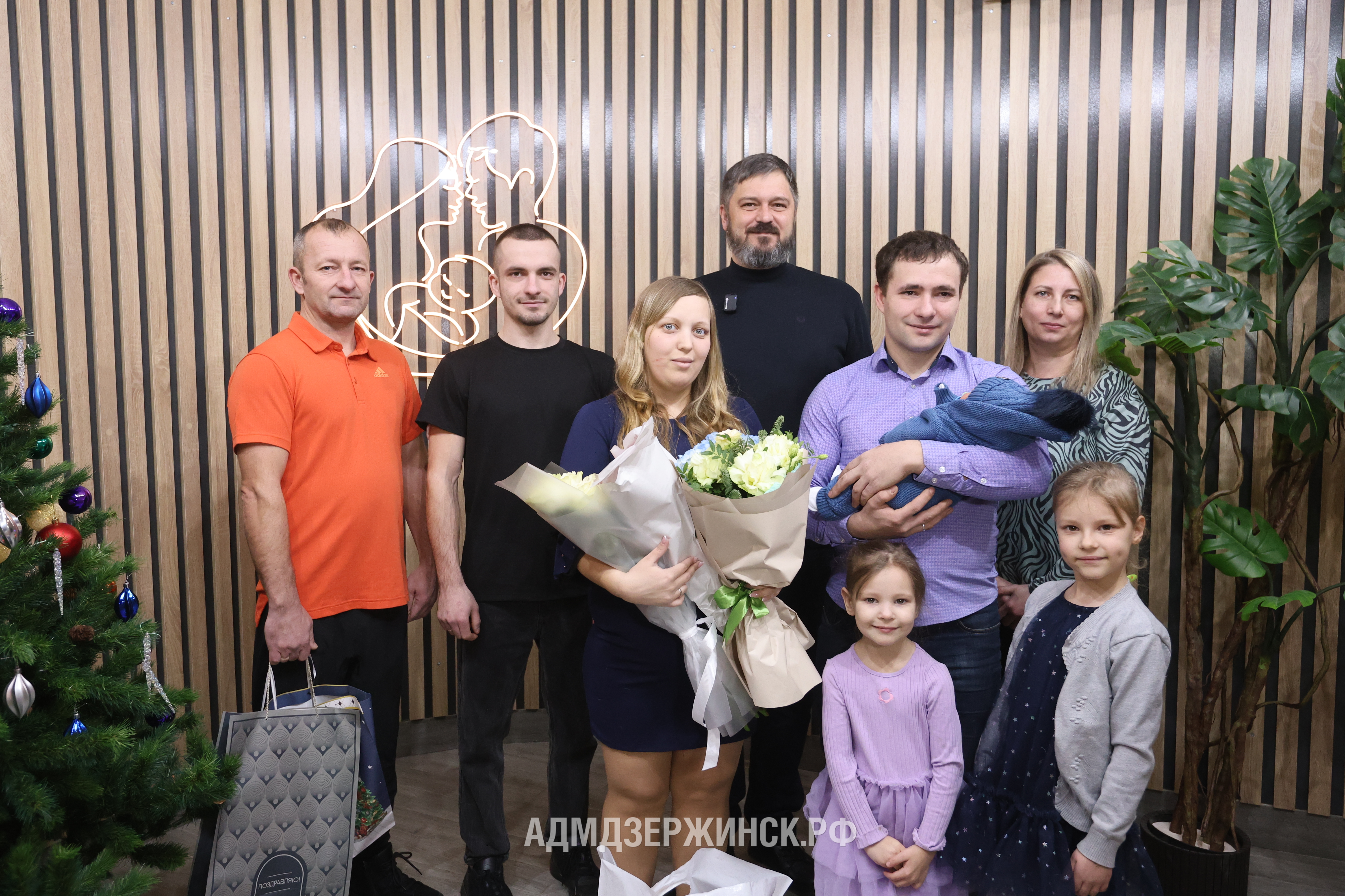 Глава города Дзержинска Михаил Клинков поздравил семью первого ребёнка, родившегося в 2025 году