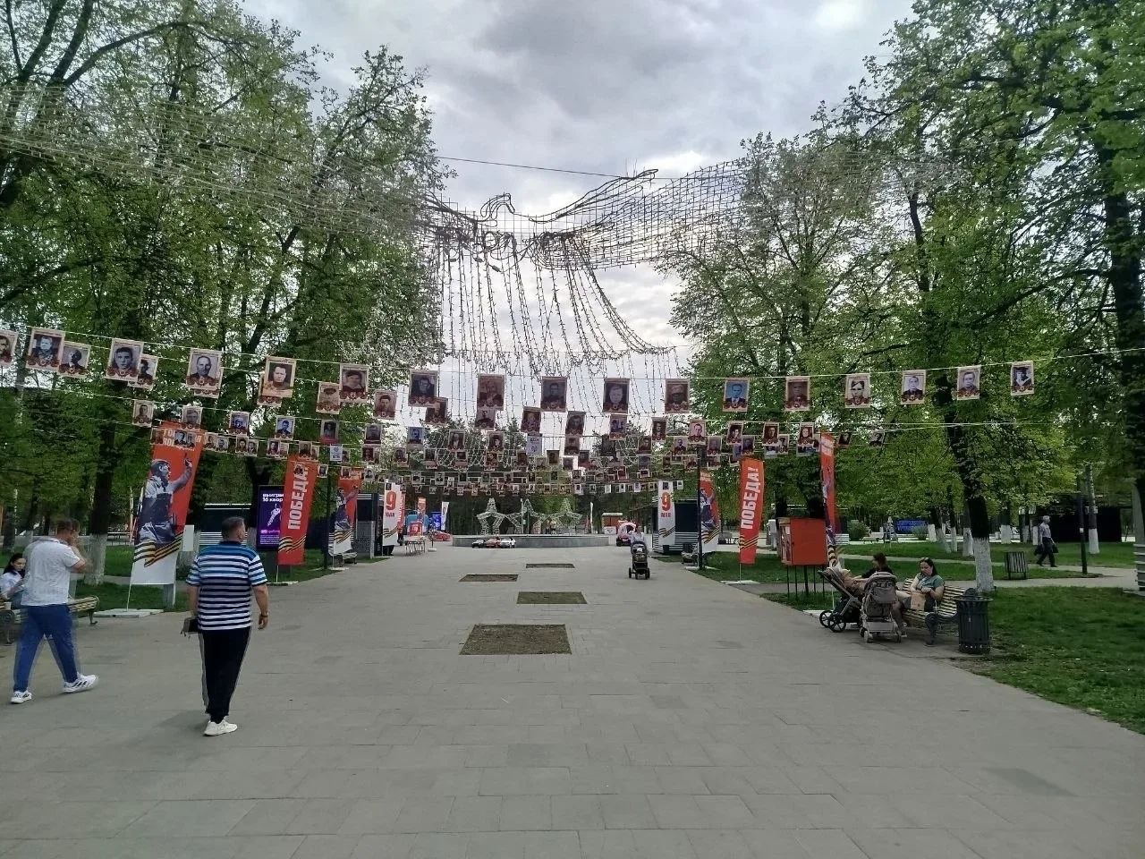 В Центральном парке культуры и отдыха продолжается подготовка к торжественным мероприятиям, посвященным 9 Мая.