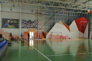 В дзержинском физкультурно-оздоровительном комплексе «Ока» начался монтаж скалодрома