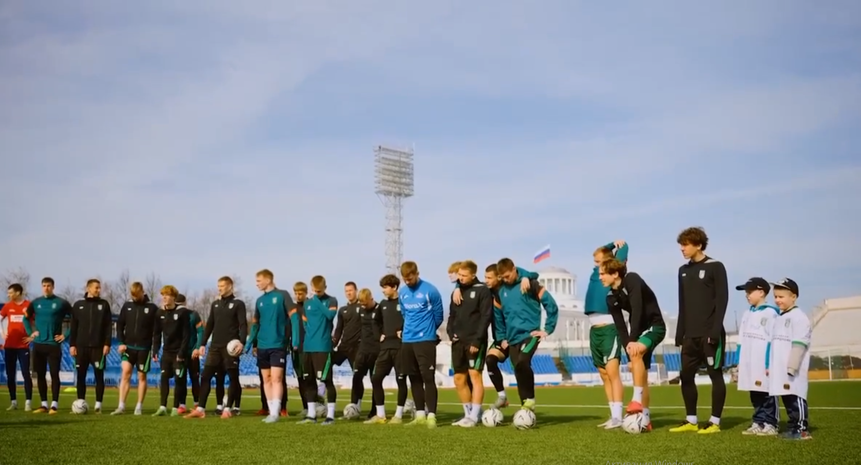 Необычная тренировка состоялась у игроков и тренерского штаба ФК «Химик»: на поле к профессиональным футболистам, готовящимся к новому сезону, пришли гости – юные болельщики Миша Якадин с братом.