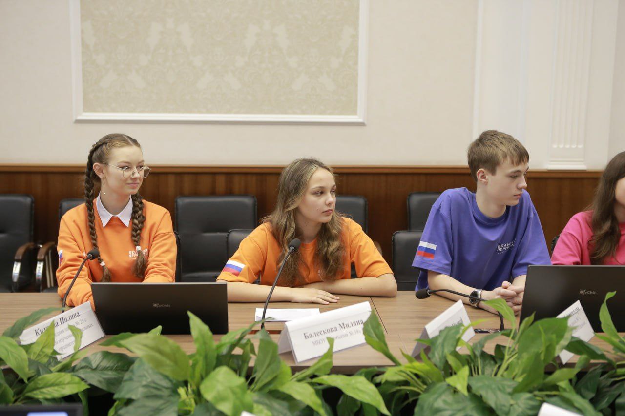 Глава Дзержинска Михаил Клинков и председатель городской Думы Виктория Николаева поздравили дзержинских школьников – победителей и призеров Всероссийского конкурса «Большая перемена».