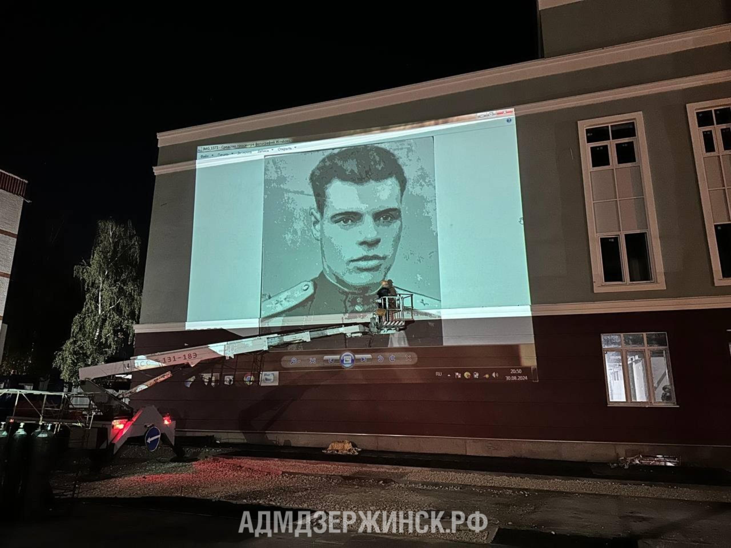 На здание школы им. А. Молева наносят муралы с портретами Героя Советского Союза и Героя России