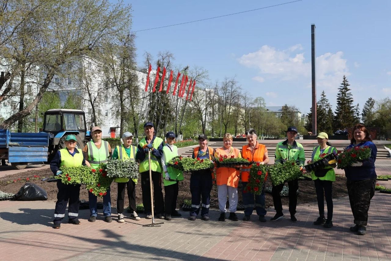 Продолжаются работы по праздничному оформлению города.