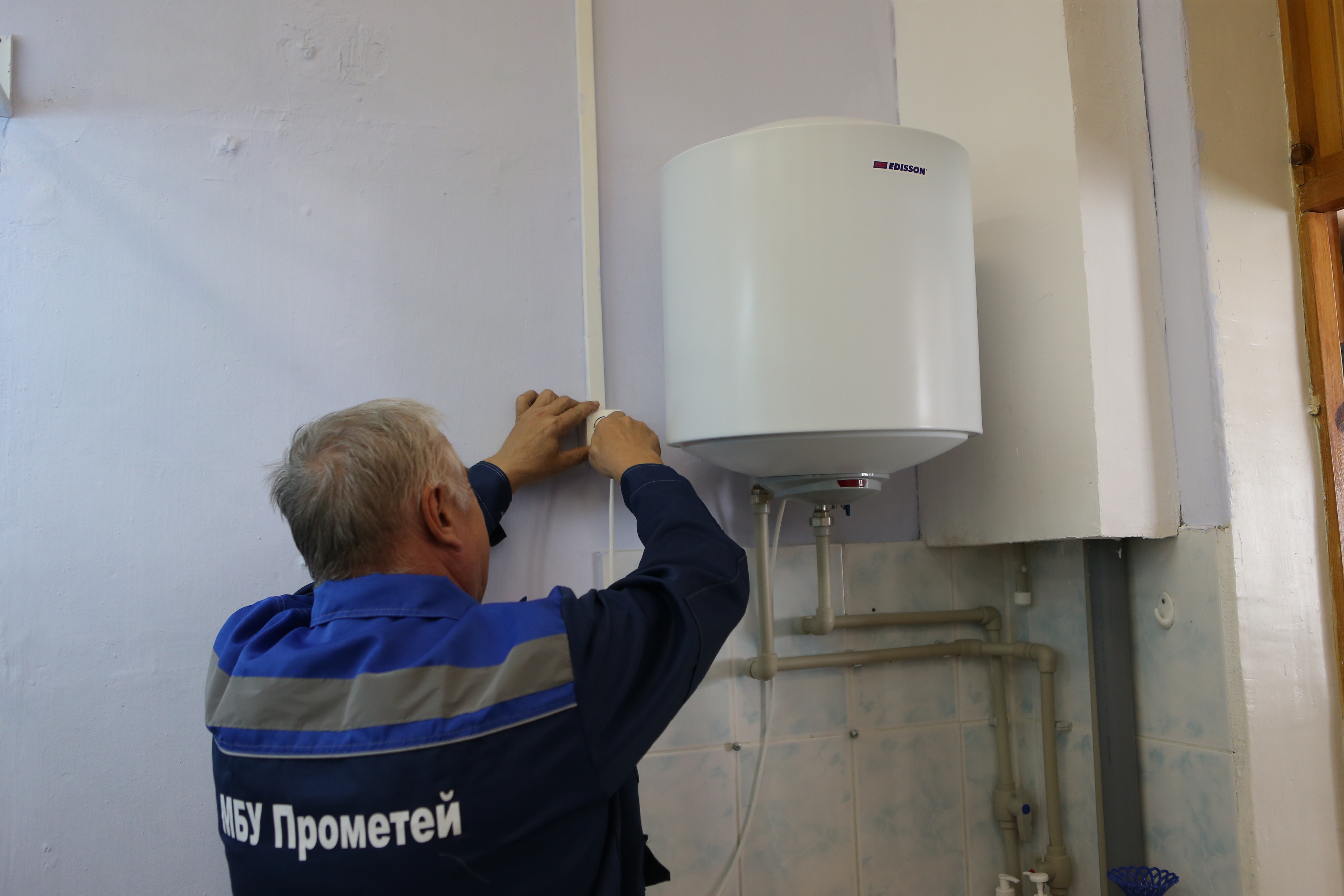 Специалисты МБУ «Прометей» проводят ремонтные работы и обновление инженерной инфраструктуры в школе №26 и гимназии №38, чтобы обеспечить школьникам комфортные и безопасные условия для обучения