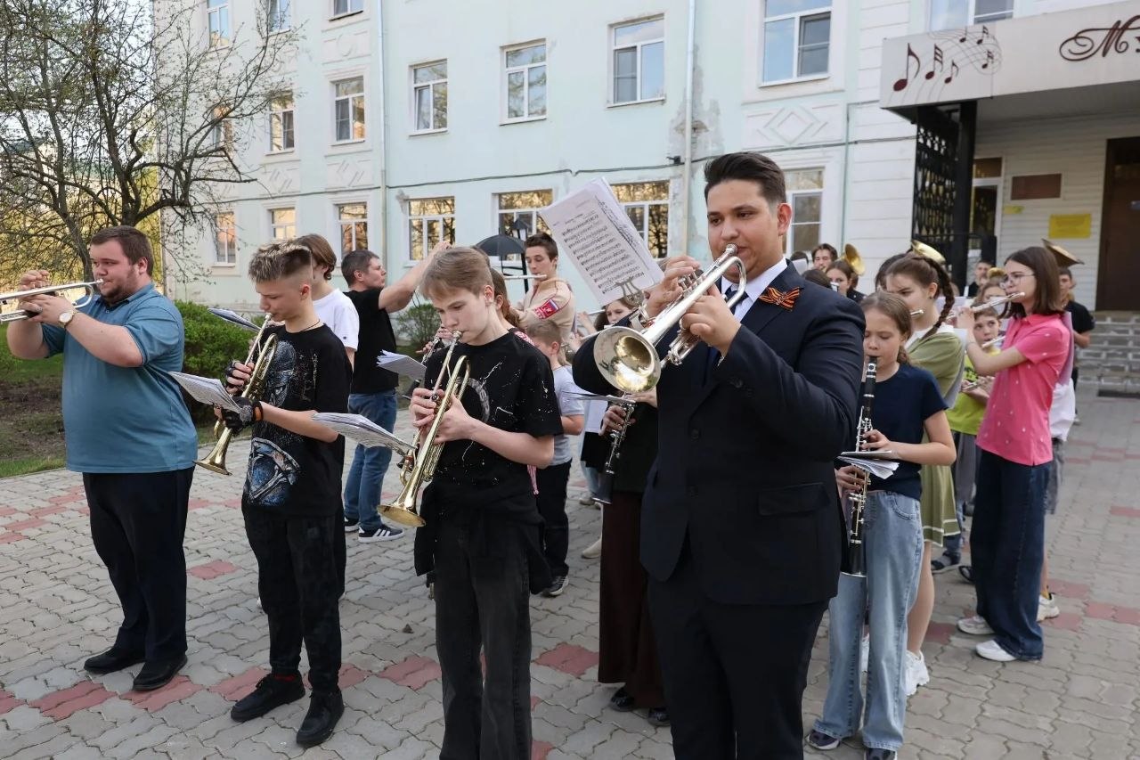 Духовой оркестр Центральной детской музыкальной школы имени А.Н. Скрябина готовится к праздничным мероприятиям ко Дню Победы.
