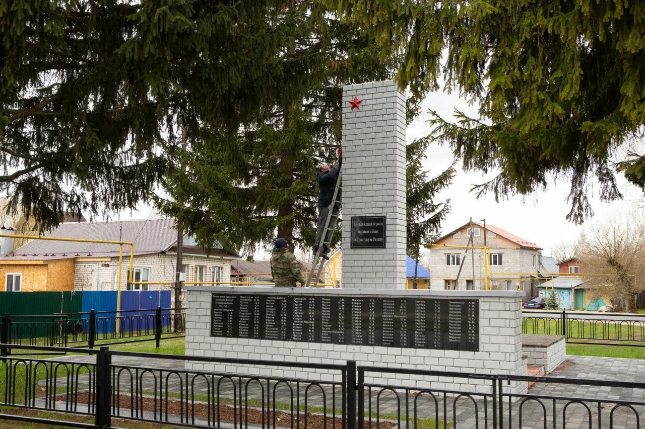 Все семь обелисков Славы в пригородных поселках Дзержинска - Бабино, Желнино, Гавриловка, Горбатовка, Пыра и Дачном - обновили ко Дню Великой Победы.
