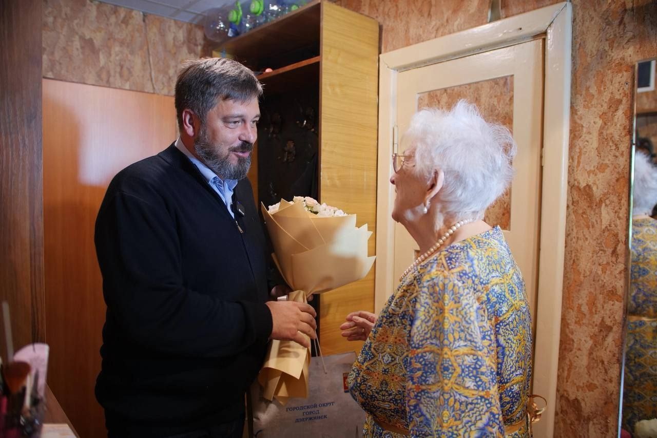 Глава города Михаил Клинков поздравил с 90-летием Галину Александровну Гронскую