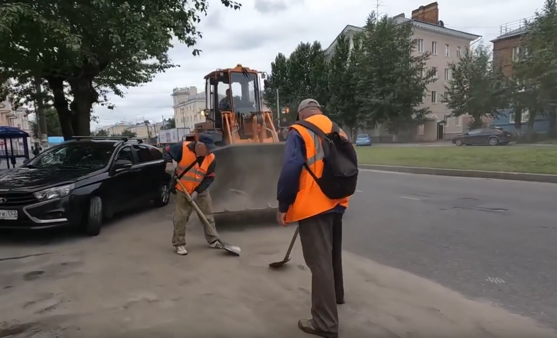 Сотрудники МБУ «Город» и подрядных организаций продолжают работы по комплексной уборке улично-дорожной сети